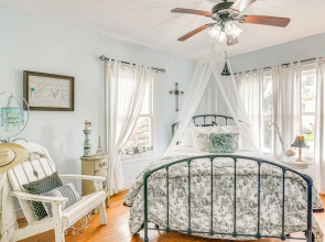 Pet-friendly Galveston Bungalow, 1/2 Mi to Beach!
