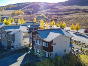 Ski-in/ski-out Granby Townhouse w/ Private Hot Tub