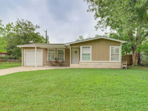 Fire Pit & Grill: Victoria Home Near Downtown