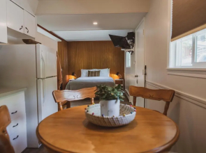 Barefoot Villas Room 1 Redwood