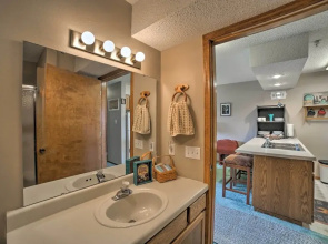 Condo w/ Pool Access - 2 Mi to Silver Dollar City!