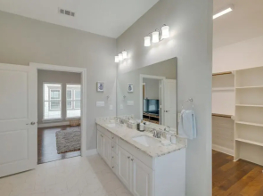 Spacious Houston Townhome ~ 5 Mi to Downtown!