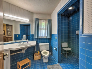 Cozy Charlotte Retreat w/ Yard ~ 5 Mi to Dtwn
