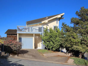 2br W/ Ocean Views - Steps To Beach 2 Bedroom Home