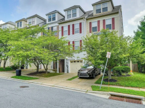 Owings Mills Townhouse: 8 Mi to Liberty Reservoir!