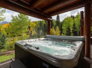 Townhome on the Creek 135 by Avantstay Ski In/ Ski Out Home w/ Hot Tub
