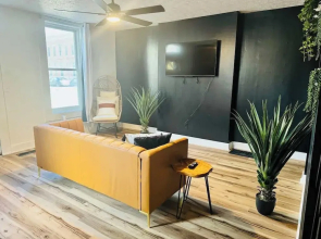 Jungle House Downtown Columbus – Modern Boutique Suites