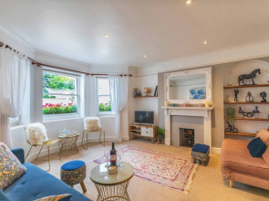 Spacious Seafront Apartment, Garden & Free Parking
