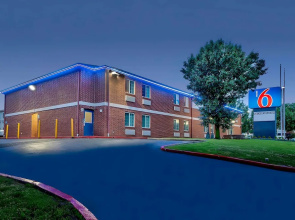 Econo Lodge Inn & Suites