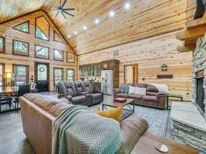 Private Hot Tub: Luxe Cabin in Broken Bow!
