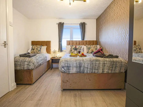 3 BED HOUSE near Bicester village up to 8 people by Platinum Key Properties