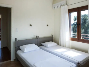 Family Vacation home with Views in Heart of Mani