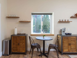Eco-luxe 1bdr w Patio Free Tix Near Biltmore