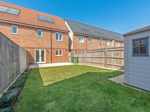 London Heathrow Living Serviced House 4 Bedrooms, 2.5 Bathrooms Up to 9 Beds