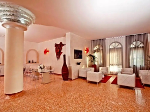 Momi's Hotel