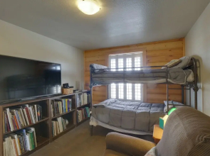 Jefferson Home w/ Mountain Views & Horse Pastures