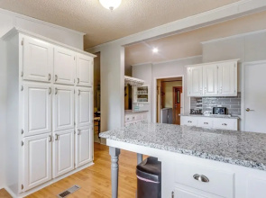 8 Mi to Beach: Lake-view Haven in Linn Creek!