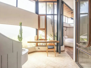 1BR Loft Art Deco Shared Pool, 700m to Echo Beach