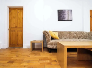 2 Bedroom House - Free Parking