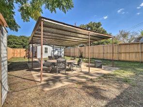 1 Mi to Uta: Arlington Elm Cottage w/ Fenced Yard