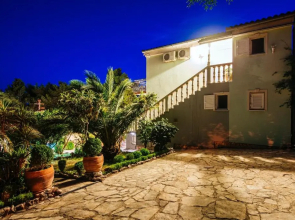 Poolicluded Holiday House Halic