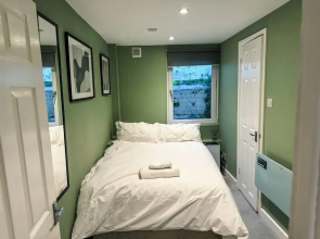 5 Minute Walk To Reading Station