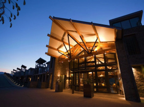 The Rees Hotel, Luxury Apartments & Lakeside Residences