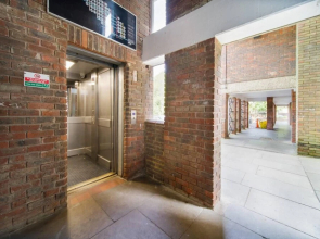 Livestay - 2 Bed Apt, Free Parking in Luton