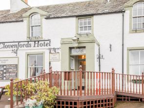 OYO Clovenfords Hotel
