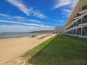 Walkout Beachfront Condo: Pointes North Resort 106