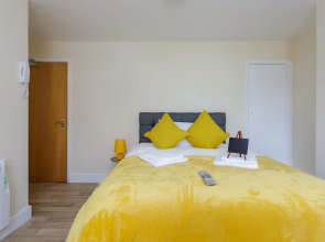 St Mary's Modern Central Huge Studio Apartments