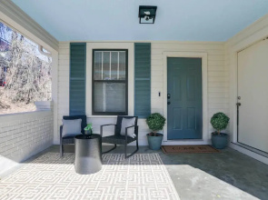 Walk to Oxford Square & Ole Miss: Central Home!