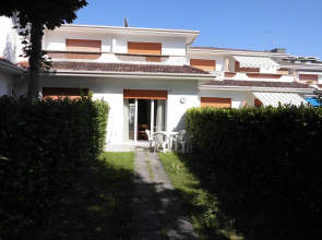 Cozy Villa With Private Garden-beahost