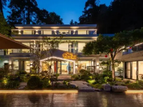 Mountain and Courtyard Homestay