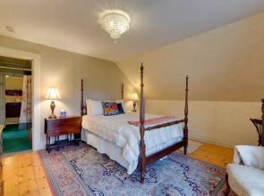 The Hobble Inn in Historic Stowe: 8 Mi to Ski!