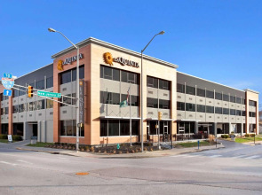 La Quinta Inn & Suites by Wyndham Indianapolis Downtown