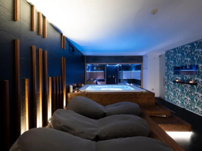 Alkamuri Posh Hotel Spa - 102 Suite Deluxe