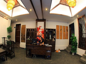 Fenghuang Poshan Inn