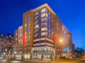 Hampton Inn & Suites Madison / Downtown