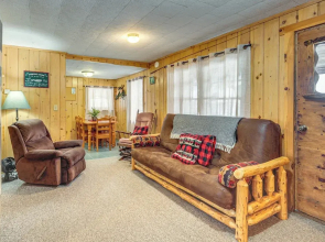 South Twin Lake Cabin w/ Seasonal Dock & Slip!