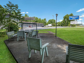 Royal American Inn