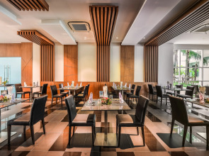 Курортный отель Fishermen's Harbour Urban Resort