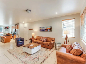 Walk to Flagstaff Urban Trails System: Cozy Home