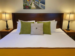 Palm Cove Cabins at Coconut Row