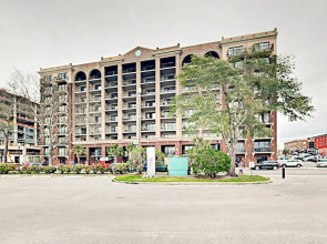 Downtown W/ River View, Near Shops & Beaches 1 Bedroom Condo