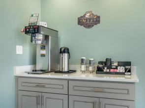 Super 8 Chesapeake Greenbrier