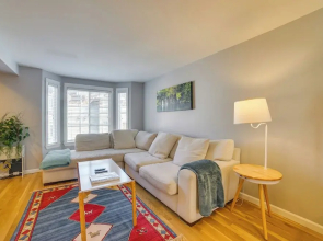 Pet-friendly Seattle Townhome < 1 Mile to Lake!