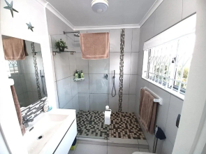 Close To Sea - Upstairs On-Suite Bedroom In Main House