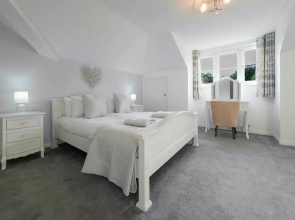 Elegant 2BR Broadstairs Coastal Escape by Adliv