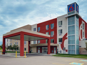 Motel 6 Airdrie, AB